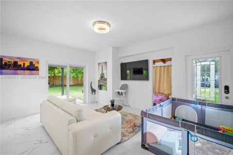 House in Hallandale Beach, Florida 3 bedrooms, 109.62 sq.m. № 2392608 - photo 5