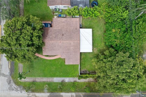 House in Hallandale Beach, Florida 3 bedrooms, 109.62 sq.m. № 2392608 - photo 23