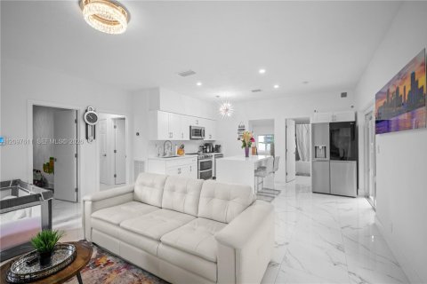 House in Hallandale Beach, Florida 3 bedrooms, 109.62 sq.m. № 2392608 - photo 4