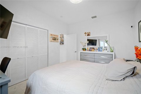 House in Hallandale Beach, Florida 3 bedrooms, 109.62 sq.m. № 2392608 - photo 13