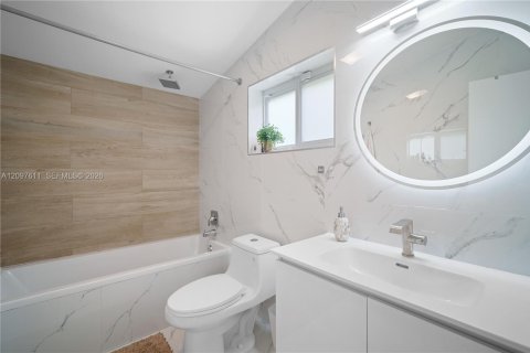 House in Hallandale Beach, Florida 3 bedrooms, 109.62 sq.m. № 2392608 - photo 8