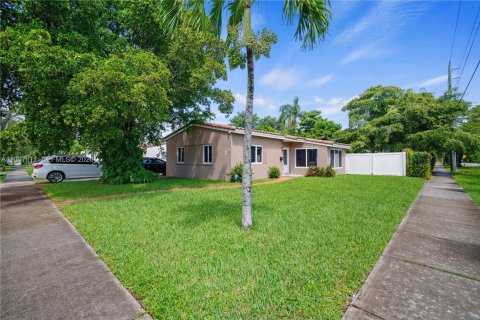 House in Hallandale Beach, Florida 3 bedrooms, 109.62 sq.m. № 2392608 - photo 17
