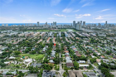 House in Hallandale Beach, Florida 3 bedrooms, 109.62 sq.m. № 2392608 - photo 28
