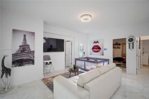 House in Hallandale Beach, Florida 3 bedrooms, 109.62 sq.m. № 2392608 - photo 3