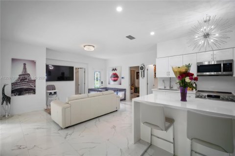 House in Hallandale Beach, Florida 3 bedrooms, 109.62 sq.m. № 2392608 - photo 2