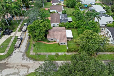 House in Hallandale Beach, Florida 3 bedrooms, 109.62 sq.m. № 2392608 - photo 25