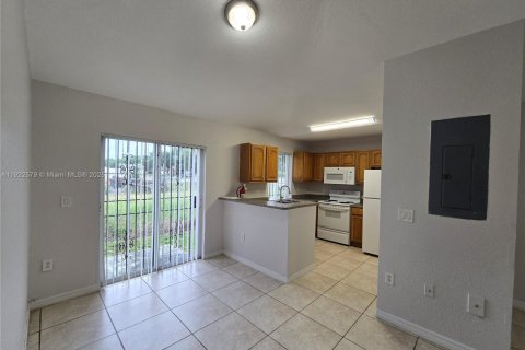 Снять в аренду кондоминиум в Хомстед, Флорида 3 спальни, 111.67м2, № 1977103 - фото 4
