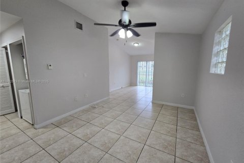 Снять в аренду кондоминиум в Хомстед, Флорида 3 спальни, 111.67м2, № 1977103 - фото 2