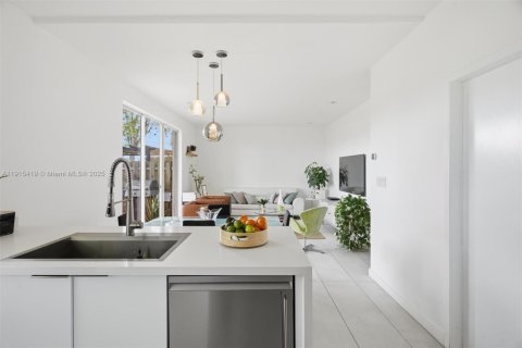 Touwnhouse à louer à Pembroke Pines, Floride: 3 chambres, 114.27 m2 № 1971587 - photo 5