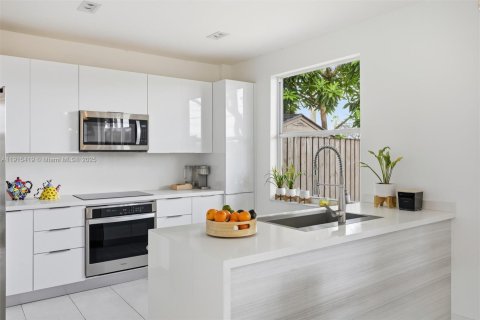 Touwnhouse à louer à Pembroke Pines, Floride: 3 chambres, 114.27 m2 № 1971587 - photo 4