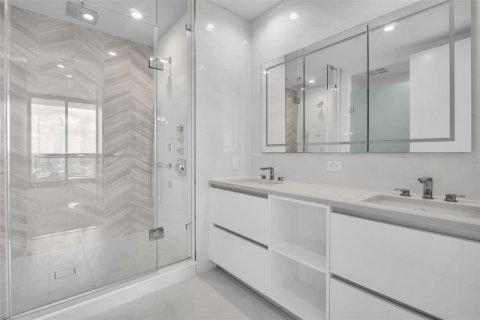 Condo in Saint Petersburg, Florida, 2 bedrooms № 2101190 - photo 29