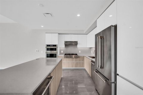 Condo in Saint Petersburg, Florida, 2 bedrooms № 2101190 - photo 10