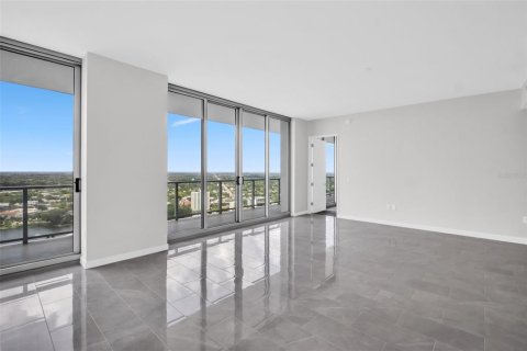 Condo in Saint Petersburg, Florida, 2 bedrooms № 2101190 - photo 12