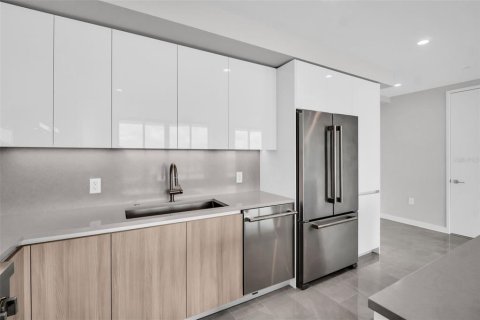 Condo in Saint Petersburg, Florida, 2 bedrooms № 2101190 - photo 7