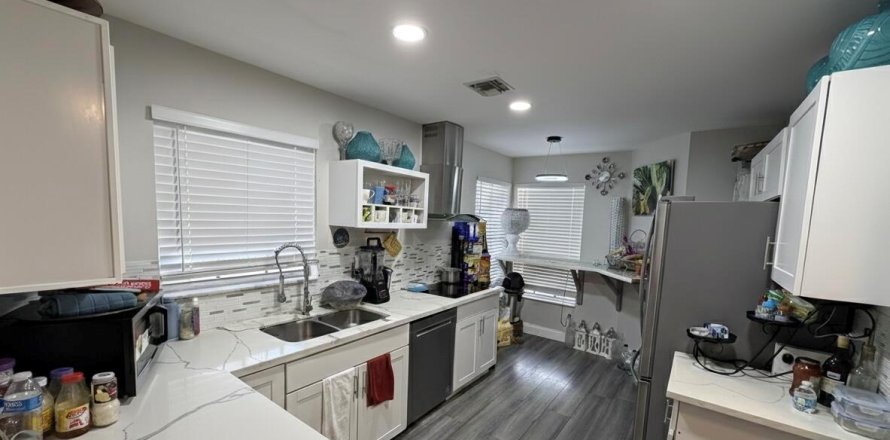 House in Lake Worth, Florida 3 bedrooms, 131.92 sq.m. № 2168489