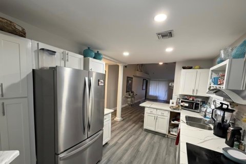 House in Lake Worth, Florida 3 bedrooms, 131.92 sq.m. № 2168489 - photo 3