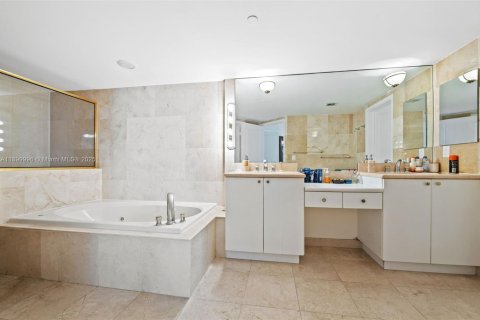 Condo in Surfside, Florida, 2 bedrooms  № 1955376 - photo 17