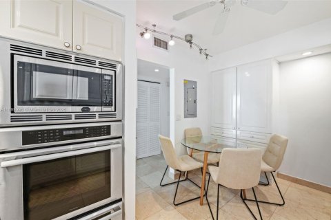 Condo in Surfside, Florida, 2 bedrooms  № 1955376 - photo 14