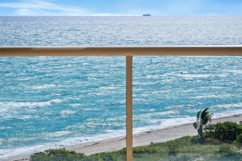 Condo in Surfside, Florida, 2 bedrooms  № 1955376 - photo 23