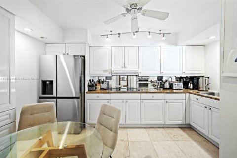 Condo in Surfside, Florida, 2 bedrooms  № 1955376 - photo 13