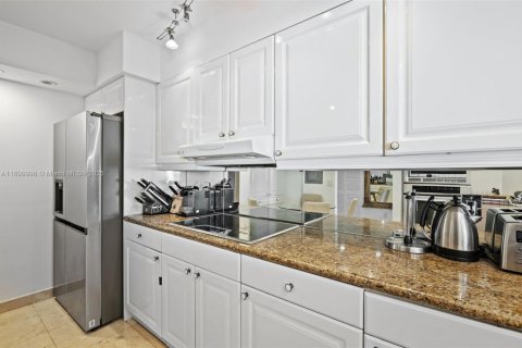 Condo in Surfside, Florida, 2 bedrooms  № 1955376 - photo 12