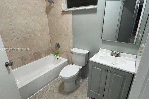 House in Miami, Florida 3 bedrooms, 239.69 sq.m. № 2008260 - photo 8