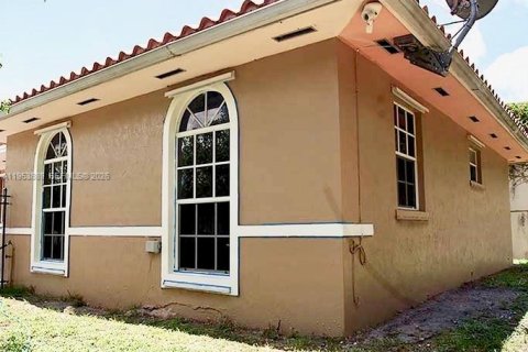 House in Miami, Florida 3 bedrooms, 239.69 sq.m. № 2008260 - photo 12