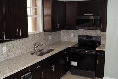 House in Miami, Florida 3 bedrooms, 239.69 sq.m. № 2008260 - photo 2