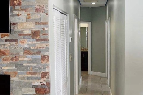 House in Miami, Florida 3 bedrooms, 239.69 sq.m. № 2008260 - photo 5