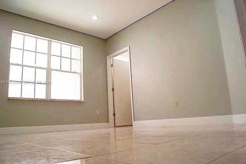 House in Miami, Florida 3 bedrooms, 239.69 sq.m. № 2008260 - photo 7