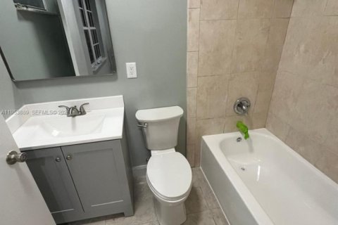 House in Miami, Florida 3 bedrooms, 239.69 sq.m. № 2008260 - photo 10