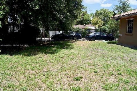 House in Miami, Florida 3 bedrooms, 239.69 sq.m. № 2008260 - photo 13