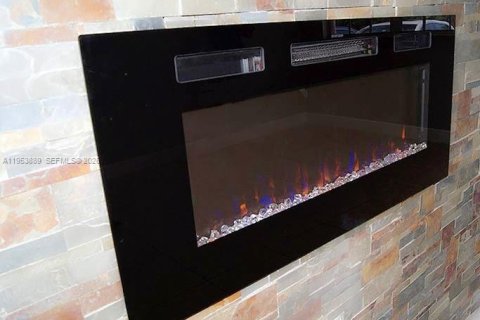 House in Miami, Florida 3 bedrooms, 239.69 sq.m. № 2008260 - photo 4