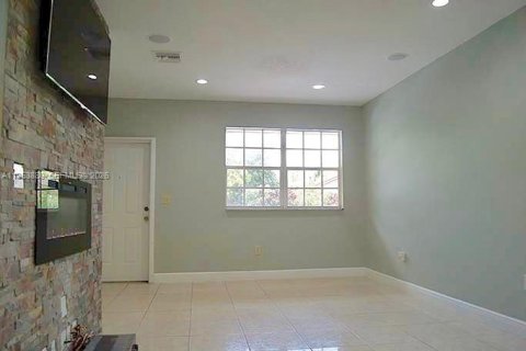 House in Miami, Florida 3 bedrooms, 239.69 sq.m. № 2008260