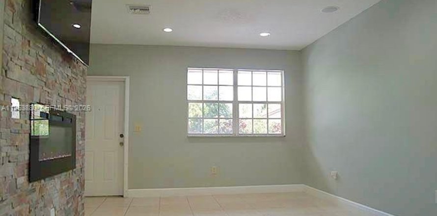 House in Miami, Florida 3 bedrooms, 239.69 sq.m. № 2008260