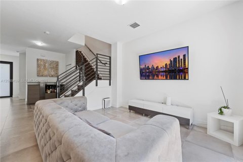 Townhouse in Miami, Florida 3 bedrooms, 155.33 sq.m. № 2173223 - photo 13