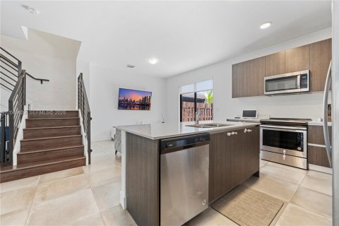 Townhouse in Miami, Florida 3 bedrooms, 155.33 sq.m. № 2173223 - photo 11