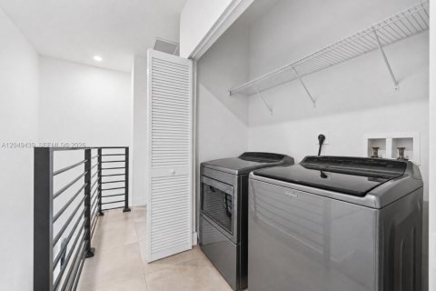 Townhouse in Miami, Florida 3 bedrooms, 155.33 sq.m. № 2173223 - photo 19