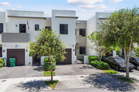 Townhouse in Miami, Florida 3 bedrooms, 155.33 sq.m. № 2173223 - photo 2