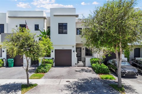 Townhouse in Miami, Florida 3 bedrooms, 155.33 sq.m. № 2173223