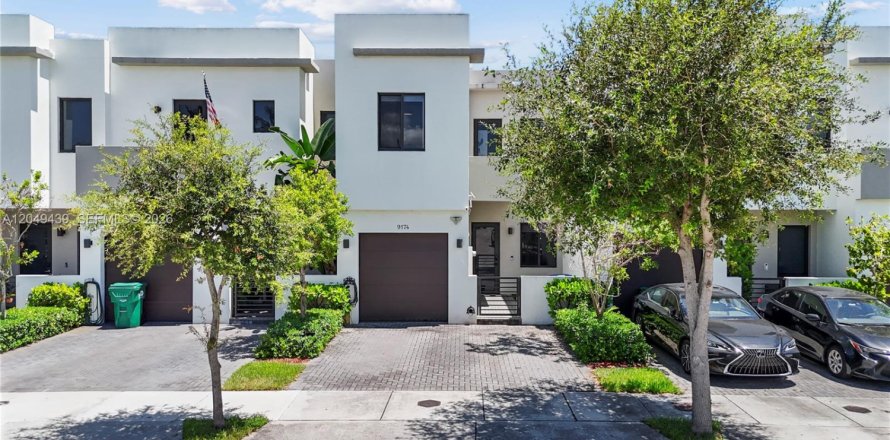 Townhouse in Miami, Florida 3 bedrooms, 155.33 sq.m. № 2173223
