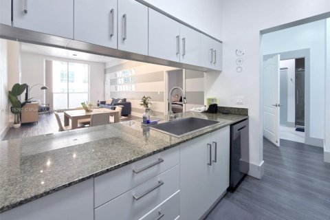 Condo in Miami, Florida, 2 bedrooms № 2082467 - photo 2