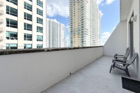 Condo in Miami, Florida, 2 bedrooms № 2082467 - photo 15