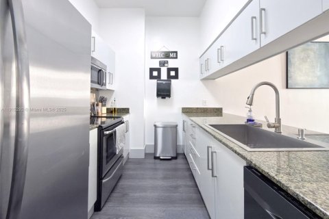 Condo in Miami, Florida, 2 bedrooms № 2082467 - photo 3