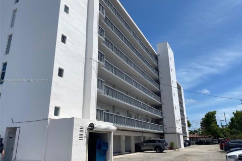 Condominio en venta en Miami, Florida, 1 dormitorio, 62.43 m2 № 1958608 - foto 2
