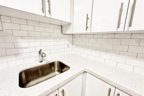 Villa ou maison à louer à Miami, Floride: 1 chambre, 74.32 m2 № 1989605 - photo 2