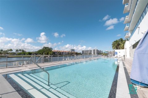 Condo in Hollywood, Florida, 2 bedrooms  № 2054263 - photo 10