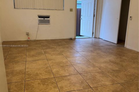 Propiedad comercial en alquiler en Hollywood, Florida № 1943744 - foto 2