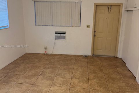 Propiedad comercial en alquiler en Hollywood, Florida № 1943744 - foto 1