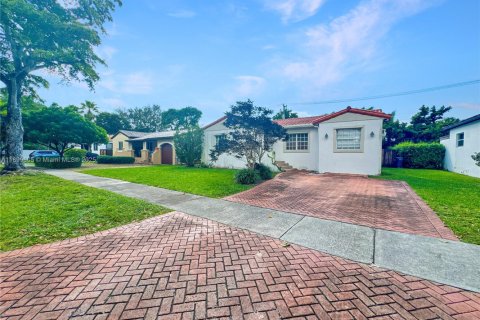 House in West Miami, Florida 3 bedrooms, 144 sq.m. № 1952475 - photo 1